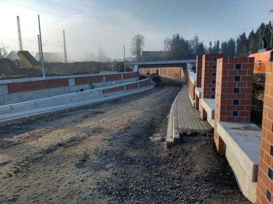 Straßenbauarbeiten im Trogbauwerk in Arbeit