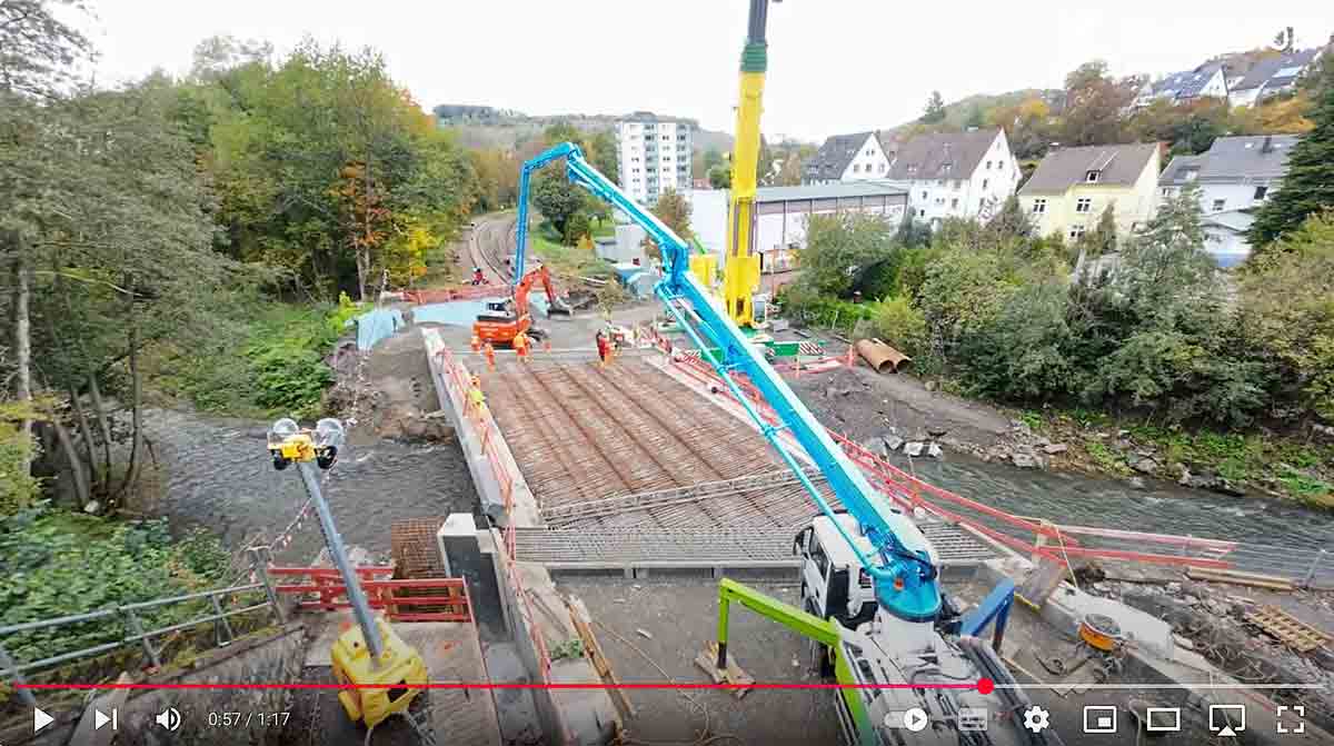 Screenshot aus einem Video von der Montage der Brückenfertigteile im Rahmen der Bauarbeiten an der hochwasserresilienten Volme-Expressbrücke