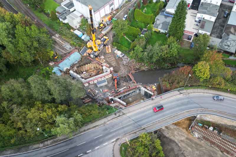 Bau der Brücken-Widerlager für die neue hochwasserresiliente Volme-‍Expressbrücke nach einer Flutkatastrophe