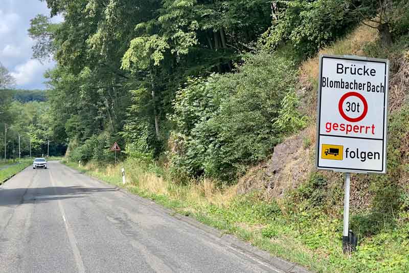 Brücke Blombacher Bach für den Schwerlastverkehr mit mehr als 30 Tonnen gesperrt durch ein Schild