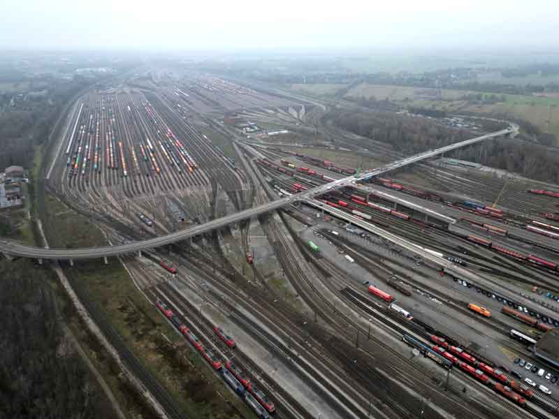 Sanierung des Überbaus der Decaturbrücke mit einer Gesamtlänge von 750 Metern, die über 50 Gleise des größten Rangierbahnhofs Europas führt