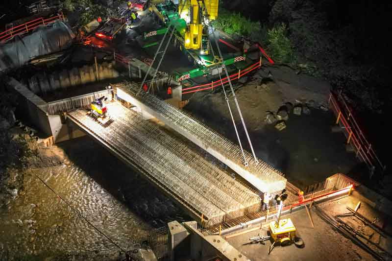 Einheben der neuen Brückenlängsträger über der Volme, für den Bau der hochwasserresilienten Volme-‍Expressbrücke