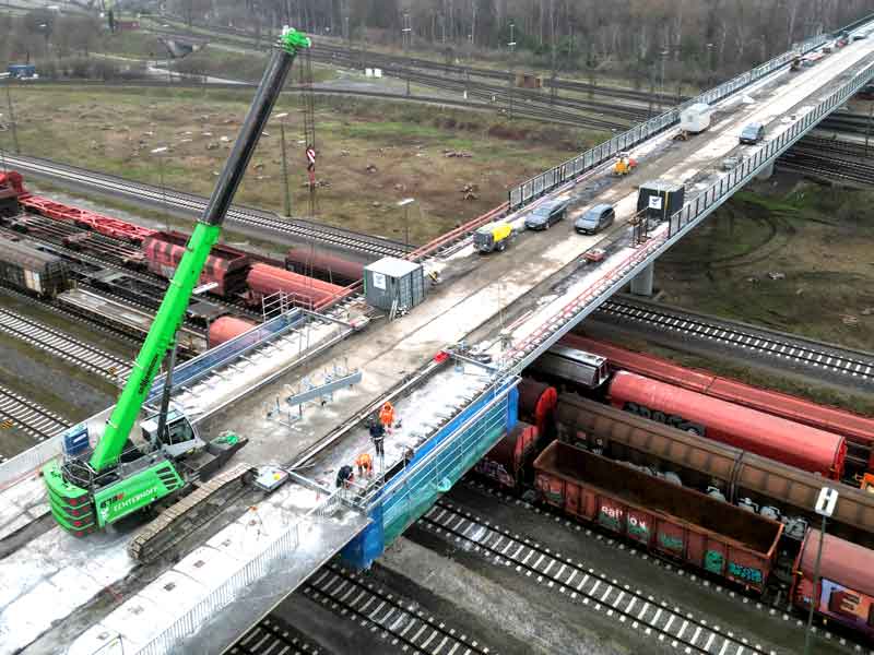 Hybridkappen-Montage am Rangierbahnhof im Rahmen der Decatur-Brückensanierung