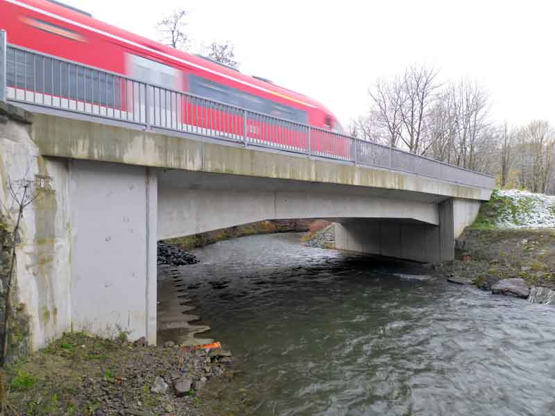 Einfeldrahmen der hochwasserresilienten Volme-‍Expressbrücke mit größerem Durchflussquerschnitt als dei der vorherigen Bestandsbrücke