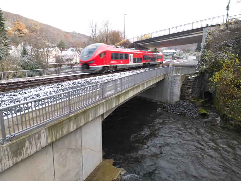Die Züge rollen wieder nach einer kurzen Bauzeit von weniger als einem Monat, trotz erheblicher Wetterbeeinträchtigungen