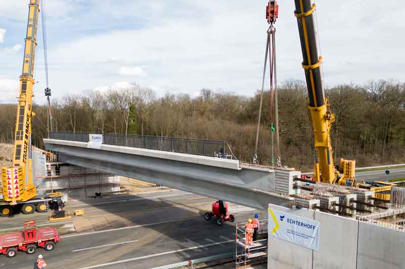 Stützenloser 45m Träger bei Brückenbauarbeiten auf der Autobahn