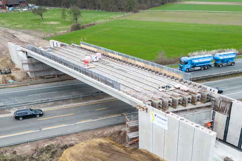 Die Autobahn BAB A1 ohne Sperrung dank stützenzfreier Überführung während der Brückenbauarbeiten
